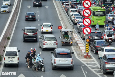 Hàng loạt xe máy quay đầu chạy, "né" CSGT ở đường vành đai 2 trên cao