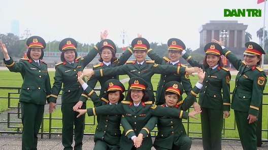 Hàng nghìn người đổ về Quảng trường Ba Đình dự lễ thượng cờ dịp 30/4