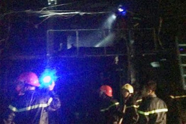 Hà Nội: Hỏa hoạn ở nhà sàn, hàng chục học sinh mắc kẹt