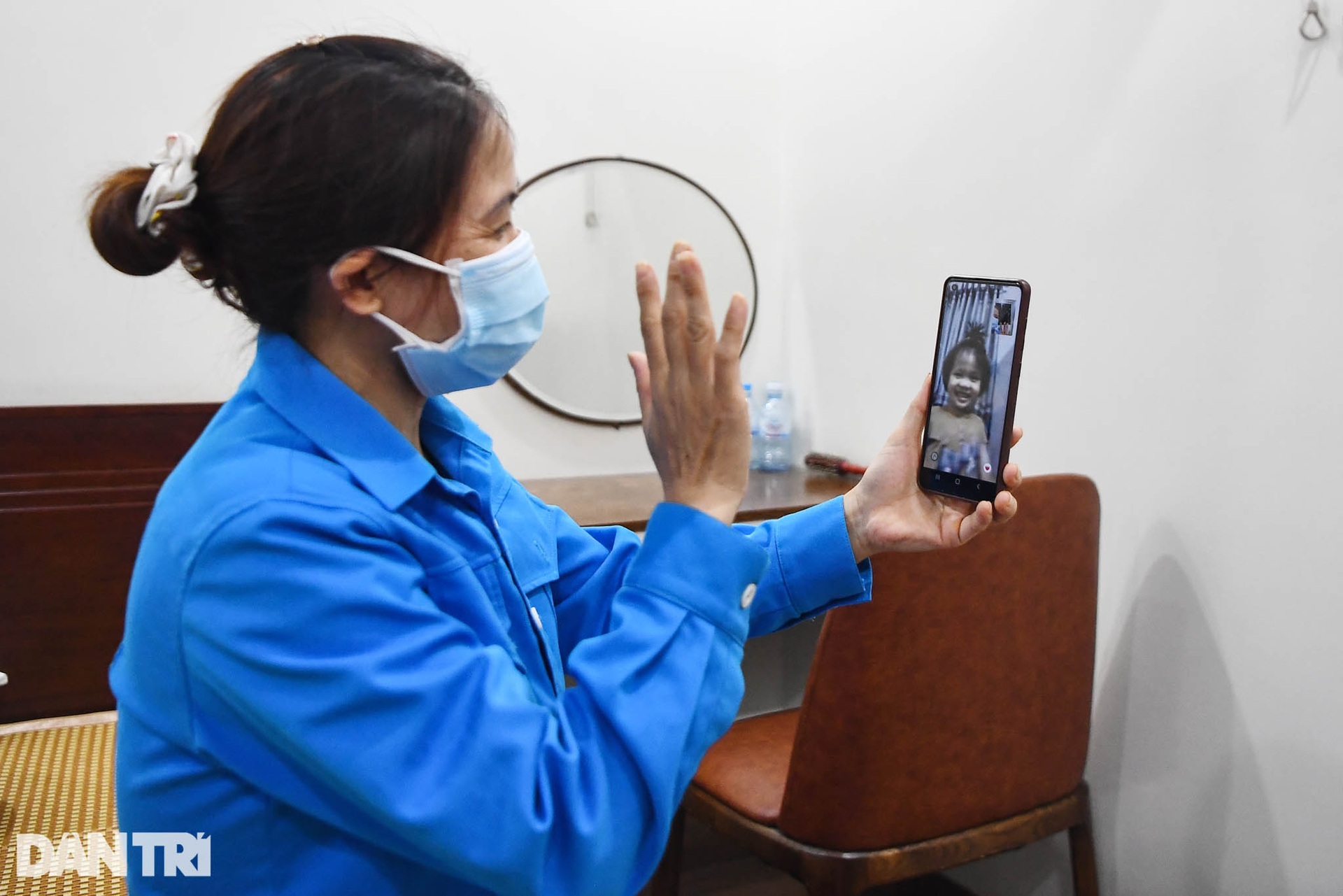 14 nữ chiến binh áo xanh thu gom rác giữa vùng dịch ở Hà Nội - 16