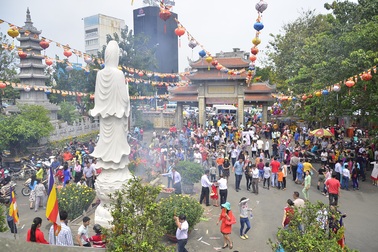 Dòng người đổ xô đi lễ chùa đầu năm, giao thông kẹt cứng