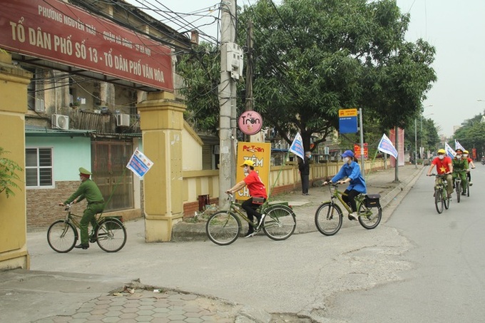 Hà Nội: Cơ quan chức năng bật nhạc Ghen Cô vi, đạp xe tuyên truyền phòng chống COVID-19 khắp đường phố - Ảnh 1. Hà Nội: Cơ quan chức năng bật nhạc Ghen Cô vi, đạp xe tuyên truyền phòng chống COVID-19 khắp đường phố - Ảnh 1.
