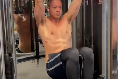 Video hướng dẫn tập luyện của "hot boy 6 múi"