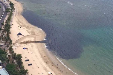 Du khách sợ hãi vì cống xả màu đen đổ thẳng ra Vịnh Nha Trang