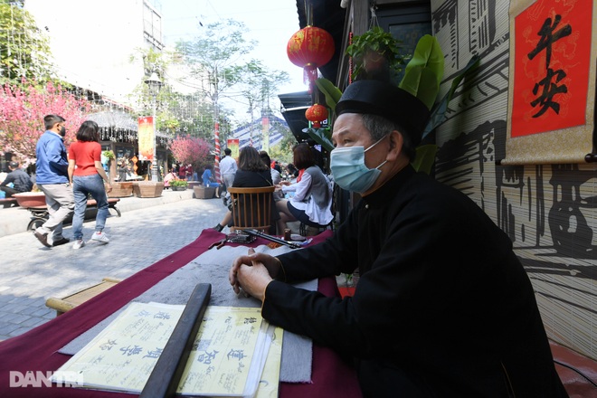 Nhộn nhịp Phố Sách xuân thời Covid: Xuân trao tri thức - Trọn Tết sum vầy - 9 Nhộn nhịp Phố Sách xuân thời Covid: Xuân trao tri thức - Trọn Tết sum vầy - 9