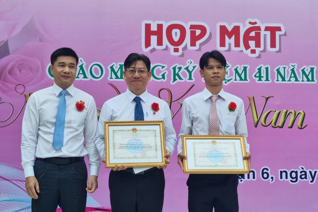 Khen thưởng các trường xin đổi hoa 20/11 thành BHYT cho học sinh nghèo - 1 Khen thưởng các trường xin đổi hoa 20/11 thành BHYT cho học sinh nghèo - 1