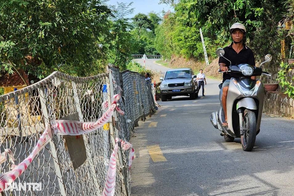 Sông “gặm” đường ở Quảng Ngãi, người tham gia giao thông nơm nớp lo sợ - 2