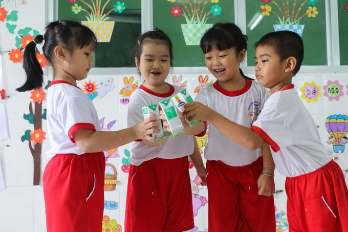 Năm 2021, Vinamilk đóng góp 10 tỷ đồng để góp vaccine cho trẻ em và hỗ trợ các em bị tác động bởi Covid-19 qua chiến dịch “Bạn khỏe mạnh, Việt Nam khỏe mạnh”