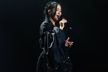 Diva Hồng Nhung rưng rưng khi nhắc tới cố nhạc sĩ Trịnh Công Sơn