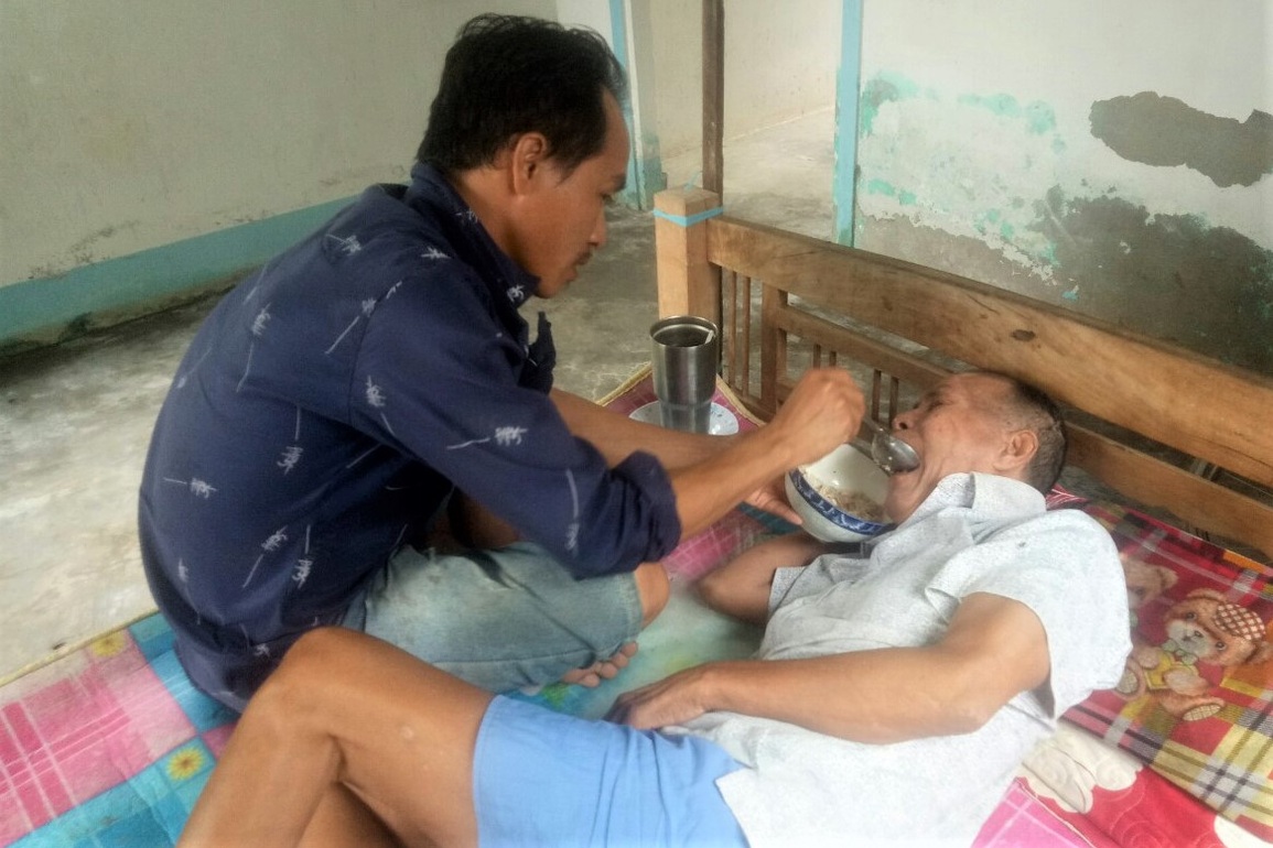 Nước mắt người đàn ông tuổi tứ tuần cầu xin phép màu ghép não cho cha - 2 Nước mắt người đàn ông tuổi tứ tuần cầu xin phép màu ghép não cho cha - 2