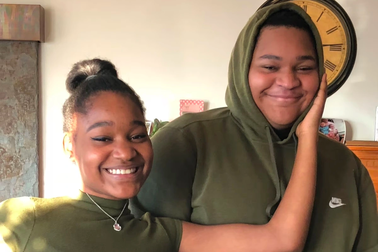 Gia đình nhận nuôi đứa trẻ bỏ rơi, nhiều năm sau nhận về sự thật bất ngờ