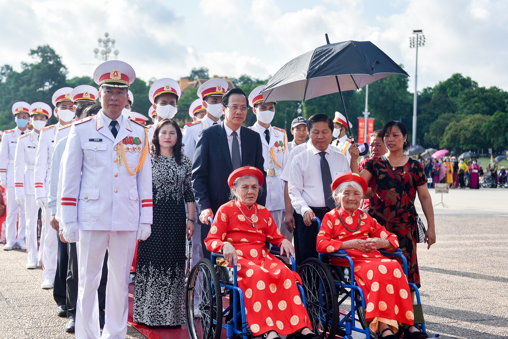 Đoàn 300 mẹ Việt Nam anh hùng xúc động vào Lăng viếng Bác - 2 Đoàn 300 mẹ Việt Nam anh hùng xúc động vào Lăng viếng Bác - 2