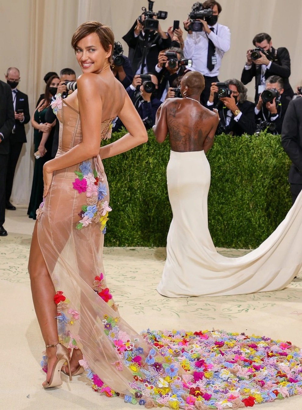 Choáng ngợp với loạt trang phục ấn tượng của mỹ nhân dự MET gala 2021 - 27 Choáng ngợp với loạt trang phục ấn tượng của mỹ nhân dự MET gala 2021 - 27