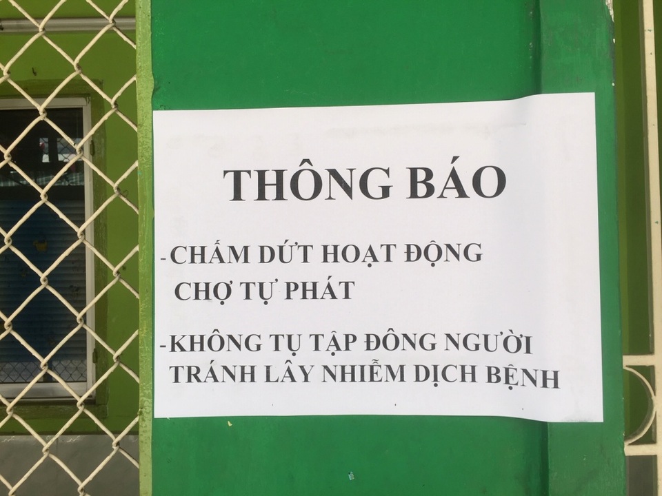 TPHCM: Chợ và siêu thị vắng người, chợ tạm phải “giải tán - 14
