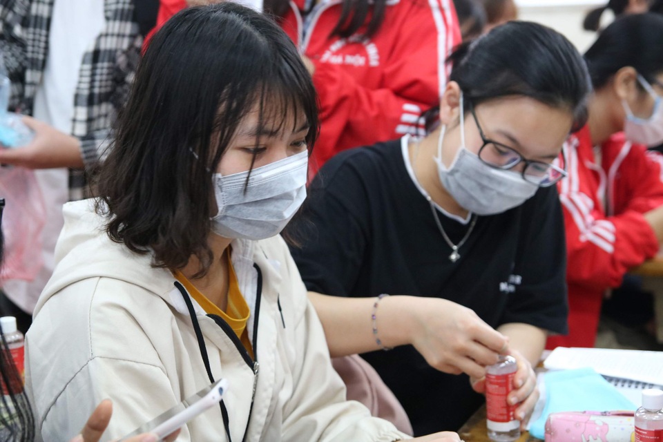 Những sinh viên đầu tiên trở lại trường sau kỳ nghỉ vì covid-19 - 9