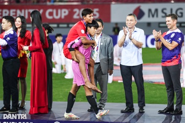 Nữ cầu thủ Myanmar được đồng đội cõng lên nhận giải vì chấn thương
