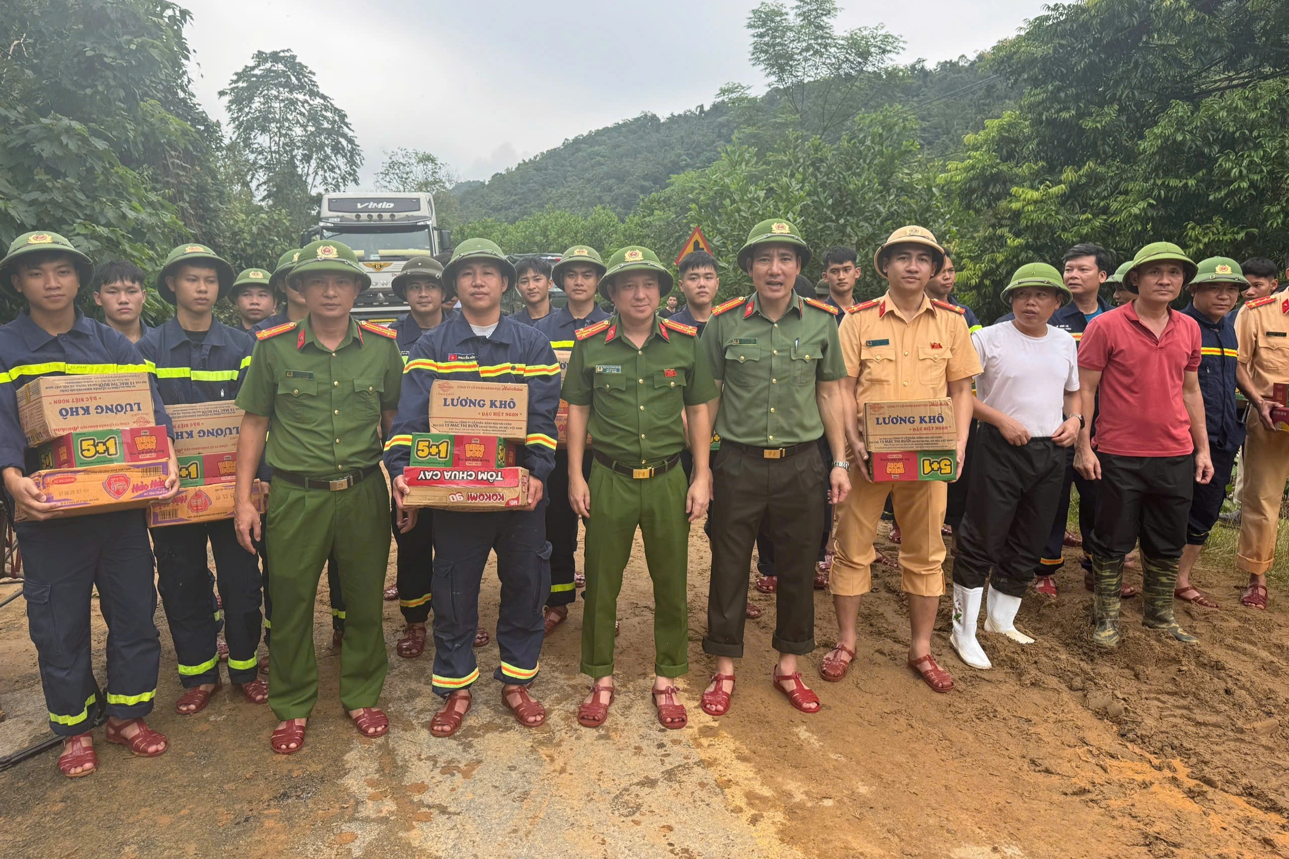 Hàng nghìn người dân bị cô lập, công an vượt 10km đường rừng vào tiếp tế - 1