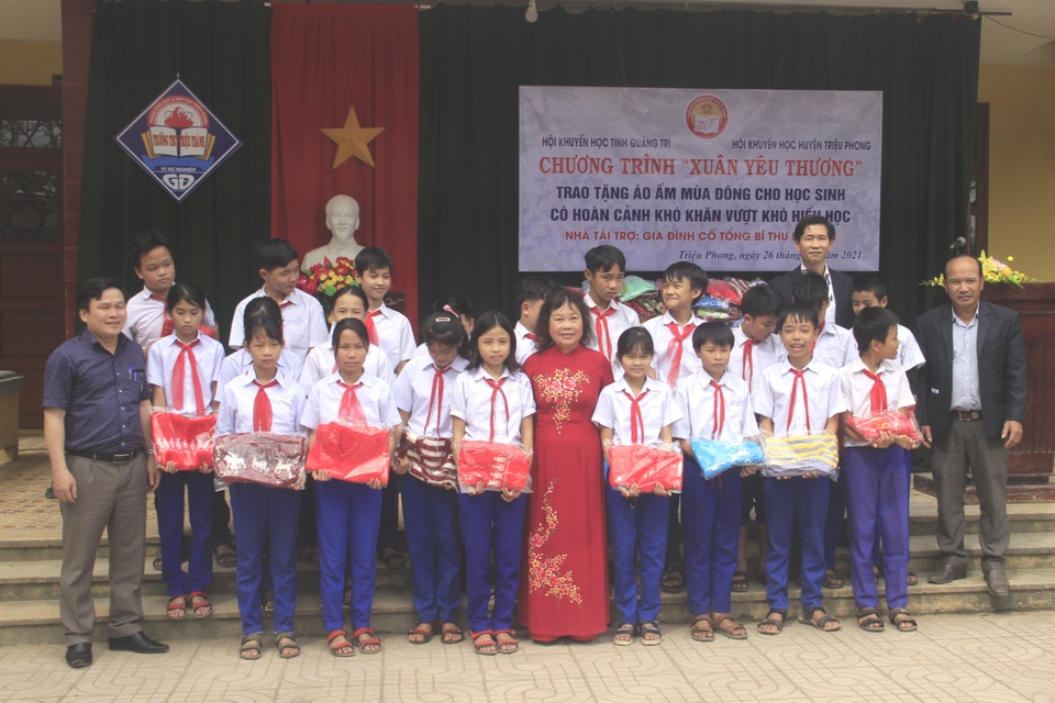 Quảng Trị: Mang Xuân yêu thương đến với học sinh nghèo hiếu học vùng lũ - 2 Quảng Trị: Mang Xuân yêu thương đến với học sinh nghèo hiếu học vùng lũ - 2