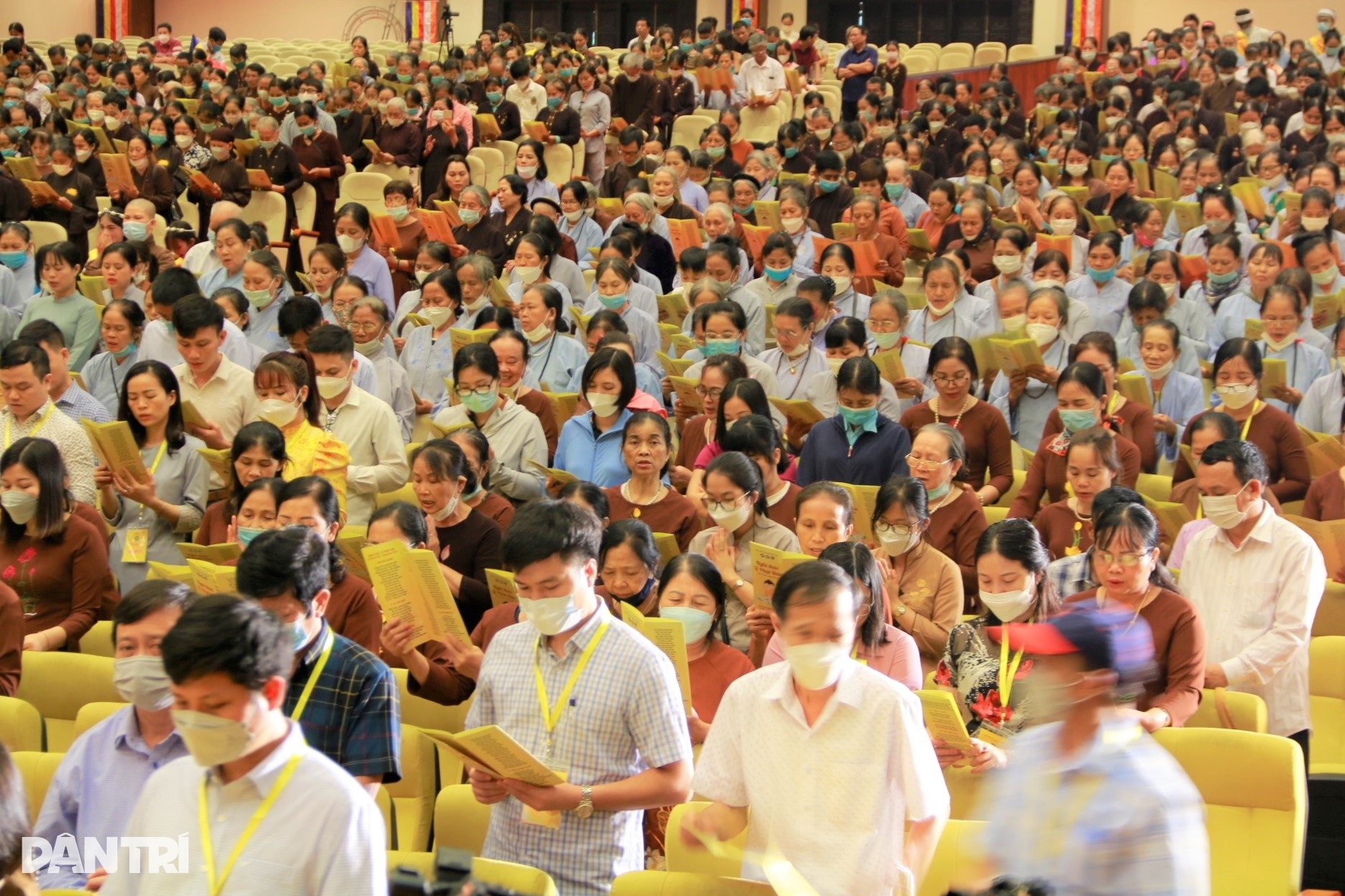 Hàng nghìn người đổ về ngôi chùa lớn nhất Việt Nam làm lễ Phật đản - 3 Hàng nghìn người đổ về ngôi chùa lớn nhất Việt Nam làm lễ Phật đản - 3