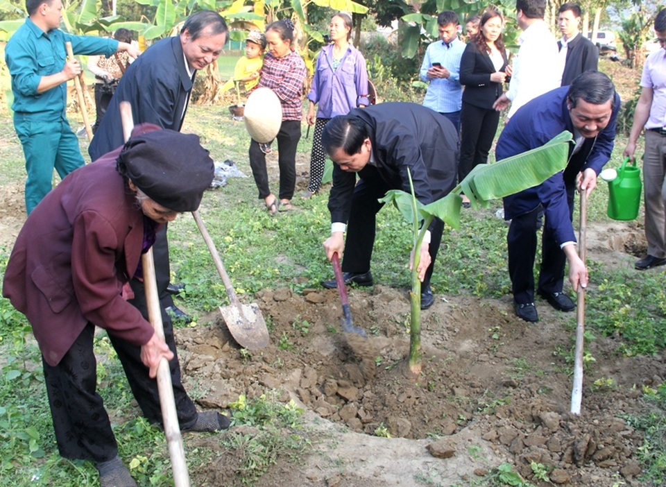 Bộ trưởng Bộ Nông nghiệp trồng cây ăn quả tại nhà cụ bà xin thoát nghèo - 4 Bộ trưởng Bộ Nông nghiệp trồng cây ăn quả tại nhà cụ bà xin thoát nghèo - 4