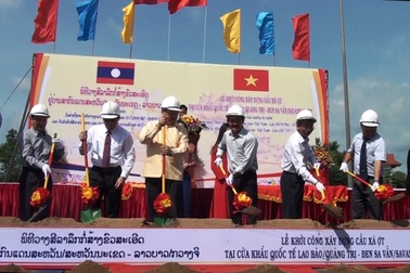 Khởi công cây cầu hữu nghị nối thông Việt - Lào