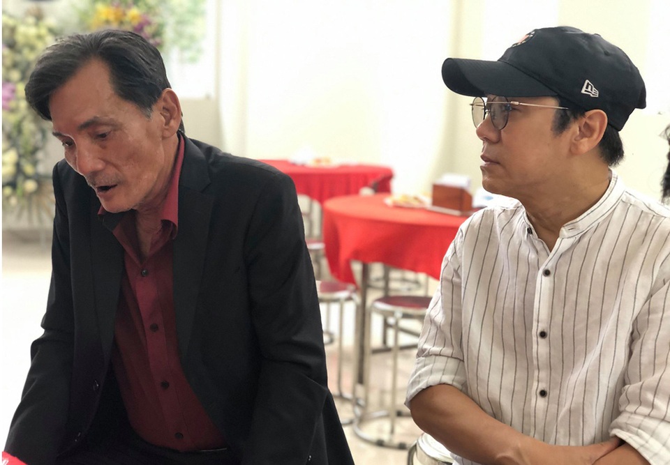 Linh cữu diễn viên Chánh Tín sẽ di chuyển ngang nhà cũ trước khi hoả táng - 6 Linh cữu diễn viên Chánh Tín sẽ di chuyển ngang nhà cũ trước khi hoả táng - 6