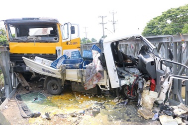 Xe bồn tông xe tải, cả hai nát bét trên cầu