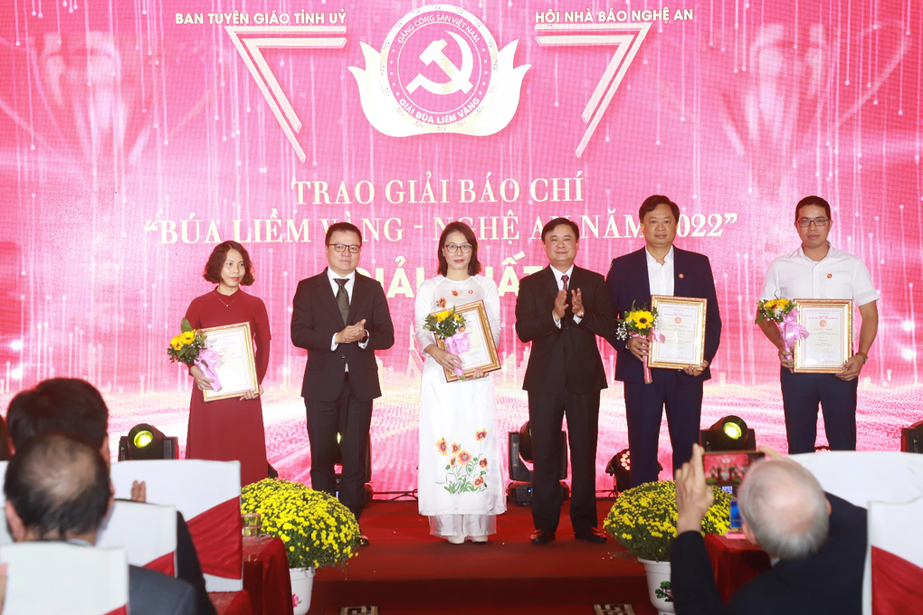 Phóng viên Dân trí đoạt giải Nhì Giải báo chí Búa liềm vàng Nghệ An - 2 Phóng viên Dân trí đoạt giải Nhì Giải báo chí Búa liềm vàng Nghệ An - 2