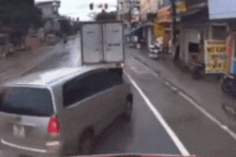 Bị xe khác cắt mặt, tài xế container có pha xử lý khiến cộng đồng phê phán