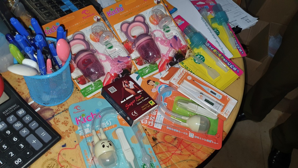 “Rùng mình” kho chứa hàng chục tấn hàng cho mẹ và bé nhập từ Trung Quốc giả danh hàng Nhật - 5 “Rùng mình” kho chứa hàng chục tấn hàng cho mẹ và bé nhập từ Trung Quốc giả danh hàng Nhật - 5