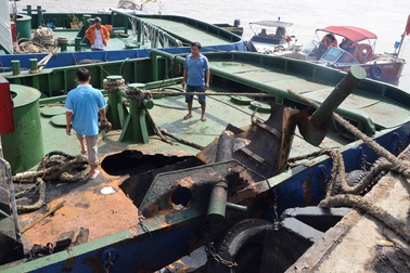 Nổ tàu lai dắt, 2 người thương vong