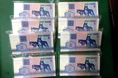 Gom hàng ngàn tờ tiền in hình chó nước ngoài lì xì ngày tết