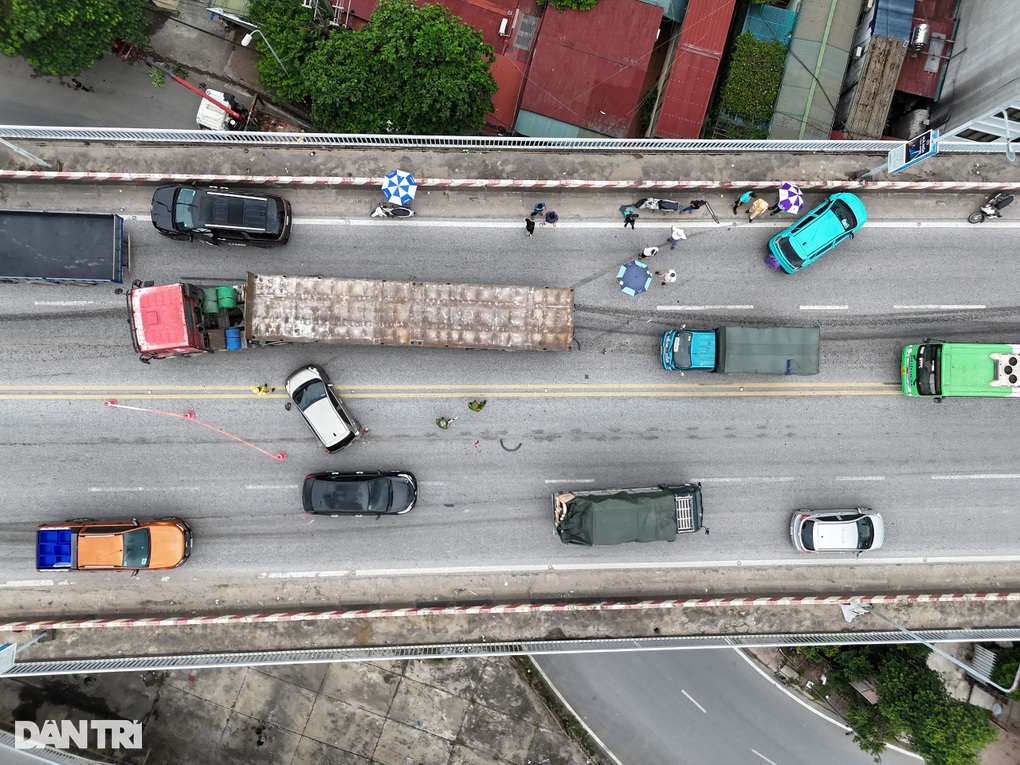 Hà Nội: Bốn ô tô va chạm trên cầu Thăng Long, ùn tắc kéo dài nhiều cây số - 3