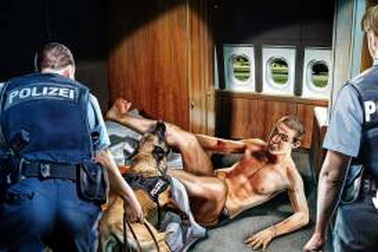 Kẻ quậy phá máy bay chính phủ Đức ngủ trên giường của bà Merkel