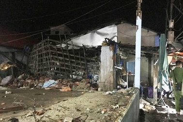 Tường cây xăng đổ sập vào nhà dân, một gia đình nhập viện