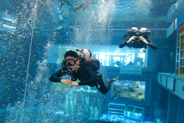 Khách Việt lặn ở bể bơi sâu nhất thế giới, trượt tuyết giữa sa mạc ở Dubai