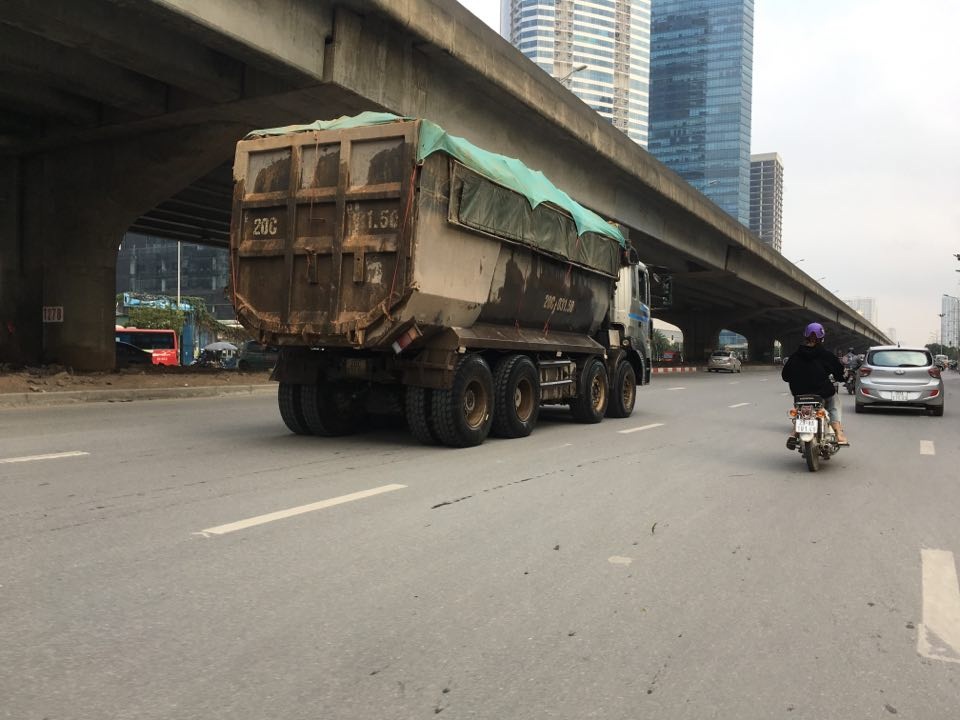 Bất chấp lệnh cấm nhiều xe tải hạng nặng vẫn ngạo nghễ vào đường đua F1 - 6 Bất chấp lệnh cấm nhiều xe tải hạng nặng vẫn ngạo nghễ vào đường đua F1 - 6