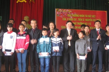 Thứ trưởng Bộ Y tế dành tặng 100 triệu đồng cho phong trào khuyến học xã Cẩm Thạch