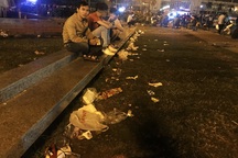 Hà Nội: Rác tràn ngập trước cổng SVĐ Mỹ Đình sau màn ăn mừng của các CĐV Việt Nam