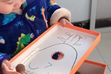 Những ý tưởng sáng tạo để cha mẹ tự chế đồ chơi cho con mình