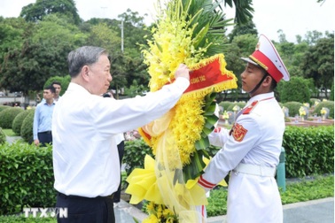 Tổng Bí thư Tô Lâm dâng hương tưởng niệm các anh hùng, liệt sỹ tại Điện Biên