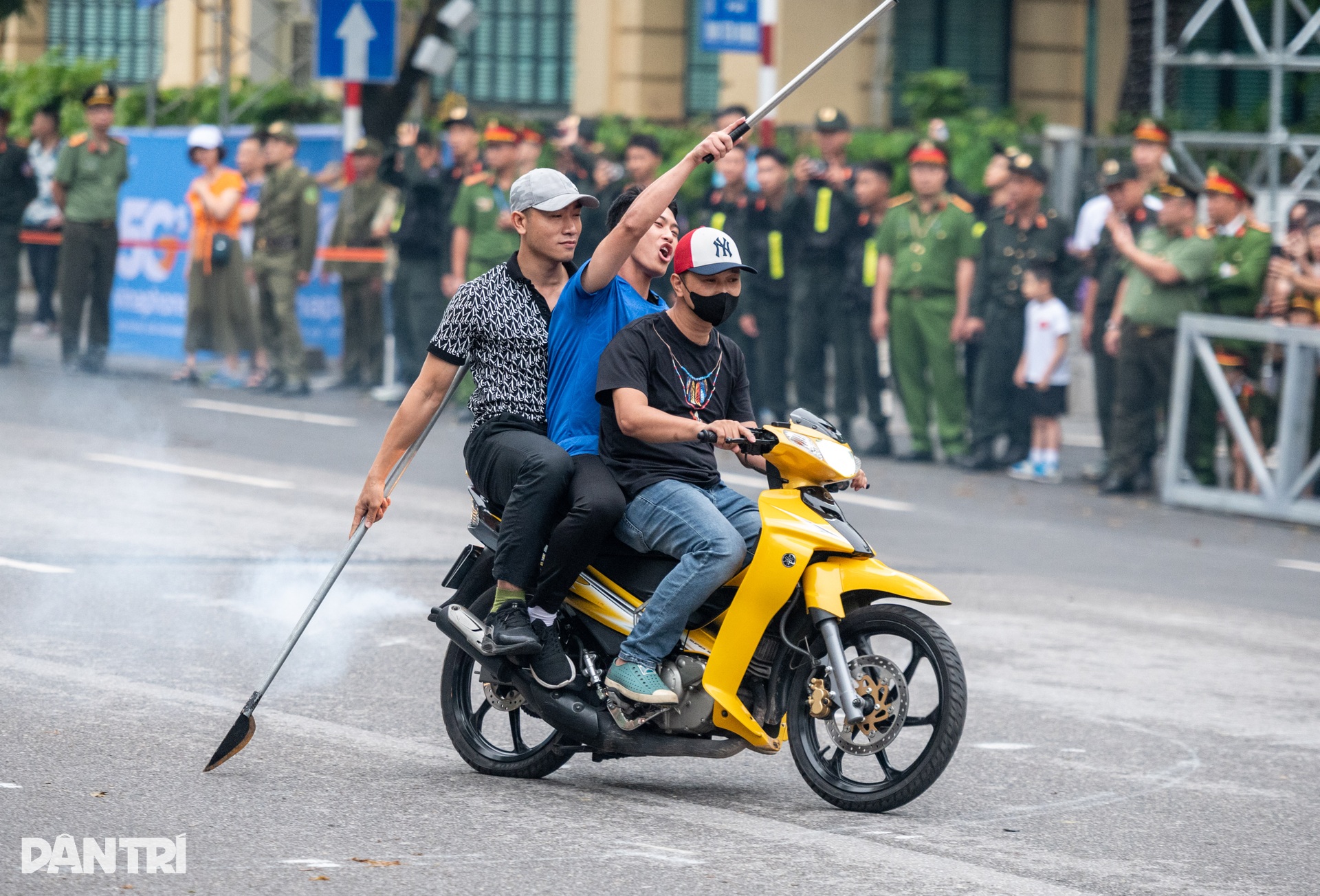 Nữ CSGT trình diễn võ thuật, quật ngã tội phạm tại bờ hồ Hoàn Kiếm - 12 Nữ CSGT trình diễn võ thuật, quật ngã tội phạm tại bờ hồ Hoàn Kiếm - 12