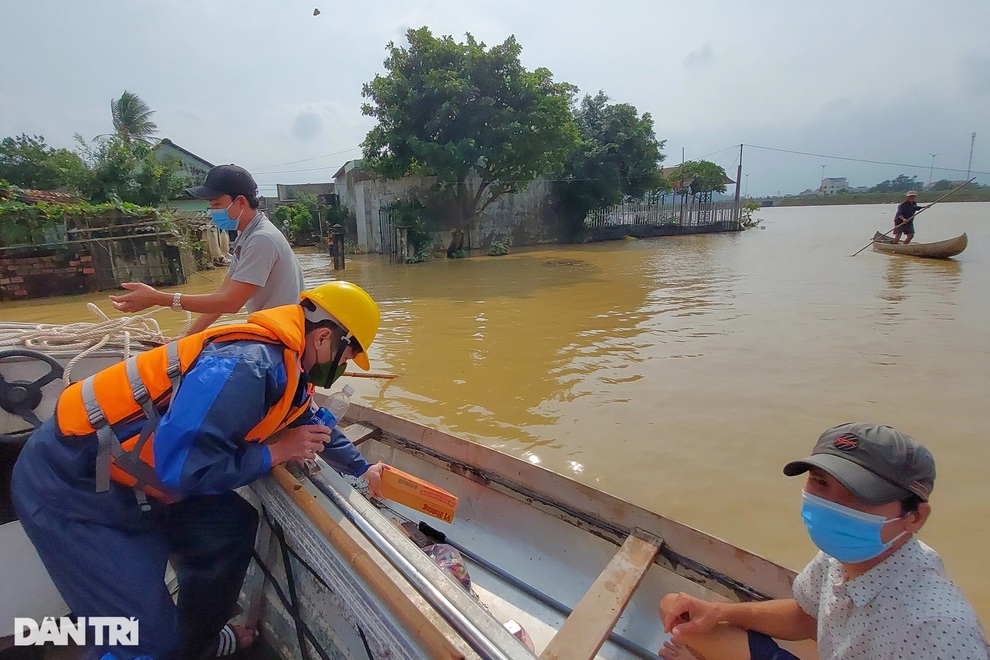 Nước dâng ngang người, dân lội lũ vẫy tay gọi cứu trợ mì tôm, nước uống - 2 Nước dâng ngang người, dân lội lũ vẫy tay gọi cứu trợ mì tôm, nước uống - 2