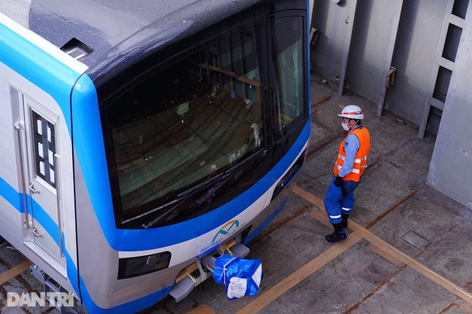 Lộ diện hai đoàn tàu của tuyến Metro số 1 trị giá 2 tỷ đô cập cảng TPHCM - 7 Lộ diện hai đoàn tàu của tuyến Metro số 1 trị giá 2 tỷ đô cập cảng TPHCM - 7