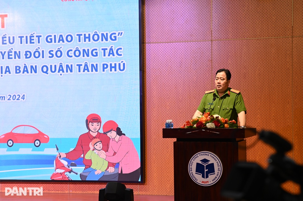Sinh viên TPHCM thay ca điều tiết giao thông - 1 Sinh viên TPHCM thay ca điều tiết giao thông - 1