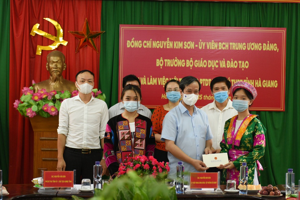 Bộ trưởng GD-ĐT kiểm tra công tác chuẩn bị thi tốt nghiệp tại Hà Giang - 3 Bộ trưởng GD-ĐT kiểm tra công tác chuẩn bị thi tốt nghiệp tại Hà Giang - 3