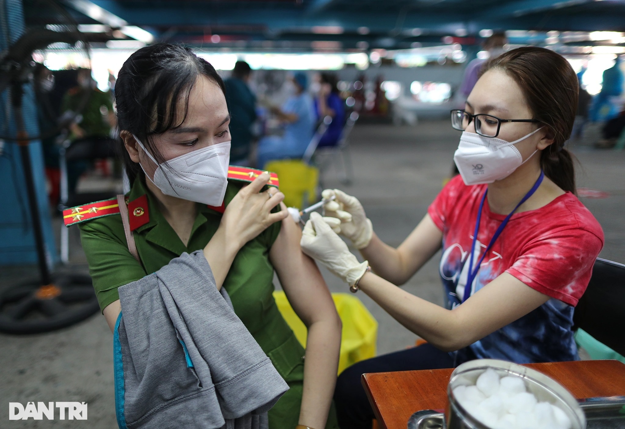 Những mũi vaccine lần 3 đầu tiên được tiêm cho lực lượng tuyến đầu ở TPHCM - 10 Những mũi vaccine lần 3 đầu tiên được tiêm cho lực lượng tuyến đầu ở TPHCM - 10