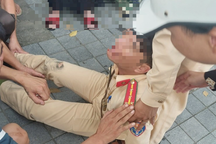 Đi xe máy không đội mũ bảo hiểm, vượt đèn đỏ còn đâm vào CSGT