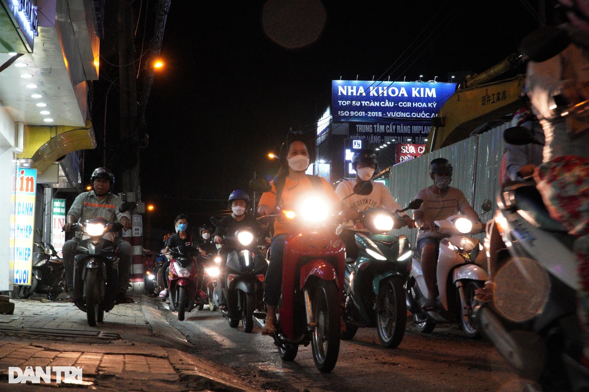 Người dân than trời, giao thông chết đứng vì lô cốt án ngữ giữa đường - 12