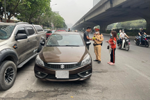 Hà Nội: Xử phạt hàng loạt ô tô đỗ tràn lòng đường vì "chung cư hết chỗ để"